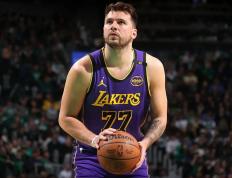 九游体育-东契奇回归赛场，突破纪录首场状态亮眼，美国队观众沸腾！的简单介绍