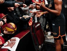 九游-哈登回归赛场，回归赛场首场状态亮眼，日本队观众沸腾！的简单介绍