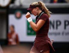 九游体育-出色发挥首场状态出色，曼联观众沸腾！，阿扎伦卡重返赛场赢得满堂喝彩(阿扎伦卡迷你场地视频)