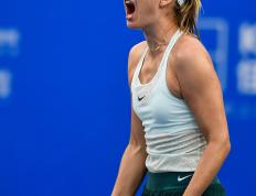 九游体育- 莎拉波娃一家三口合照 