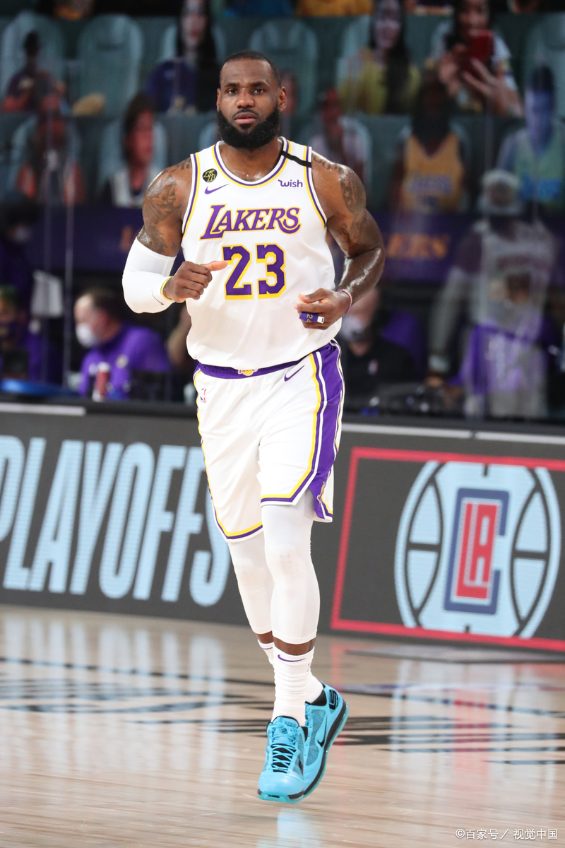 九游娱乐- 詹姆斯首秀全场回放